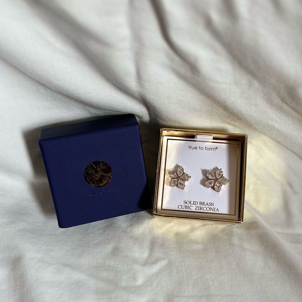 NWT Gold flower stud earrings!